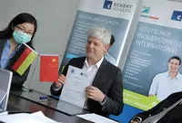 In insgesamt 80 Unterrichtseinheiten über vier Wochen haben sich die Teilnehmer im praxisnahen Online-Lehrgang Industrie 4.0/Smart Production bei den Experten der Eckert Schools International weitergebildet und dabei neben fachlicher Tiefe in den Zukunftstechnologien des industriellen Produktionsprozesses auch wertvolle Einblicke in die berufliche Bildung nach dem international nachgefragten deutschen Vorbild gewonnen.
