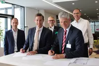 (v.l.n.r.) Christopher Sheffield (Technischer Fachberater Gebäudetechnik / Verkaufsbüro Nürnberg bei REHAU), William Christensen (CMO der REHAU Gruppe), Richard G. Hückel (Leiter Projekte Bau bei REHAU) mit Markus Johannes Zimmermann (Geschäftsführer der (v.l.n.r.) Christopher Sheffield (Technischer Fachberater Gebäudetechnik / Verkaufsbüro Nürnberg bei REHAU), William Christensen (CMO der REHAU Gruppe), Richard G. Hückel (Leiter Projekte Bau bei REHAU) mit Markus Johannes Zimmermann (Geschäftsführer der Dr. Eckert Akademie) und Manfred Erk (Seminarleiter REHAU Akademie BAU CE)