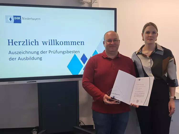 (v.l.n.r.: Prüfungsbester Andreas Bogdanov und Standortleitung Landshut Ines Friedl bei der IHK-Ehrung)