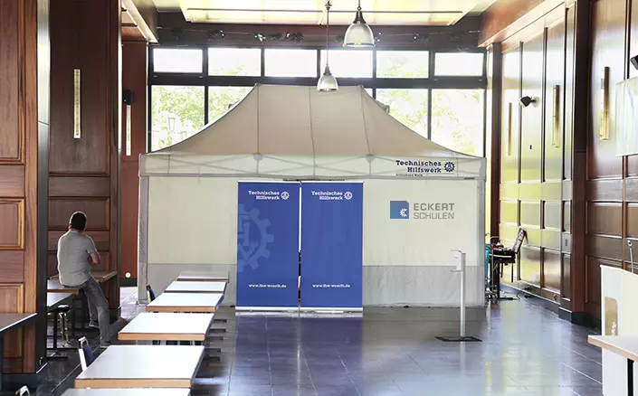 Ein mobiles Team des Impfzentrums des Landkreises Regensburg schlug in der Bibliothek der Eckert Schulen seine Zelte auf. Ein mobiles Team des Impfzentrums des Landkreises Regensburg schlug in der Bibliothek der Eckert Schulen seine Zelte auf.