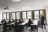 Markus Johannes Zimmermann (Schulleiter und Geschäftsführer der Dr. Eckert Akademie begrüßte die einzelnen Technikerklassen aus den Fachbereichen Bautechnik, Elektrotechnik und Maschinenbautechnik persönlich zum Start ihrer Vollzeit-Weiterbildung am Campus in Regenstauf.