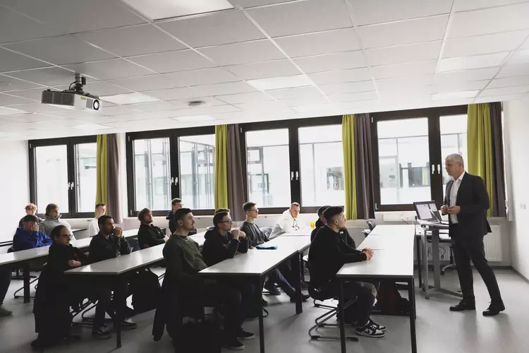 Markus Johannes Zimmermann (Schulleiter und Geschäftsführer der Dr. Eckert Akademie begrüßte die einzelnen Technikerklassen aus den Fachbereichen Bautechnik, Elektrotechnik und Maschinenbautechnik persönlich zum Start ihrer Vollzeit-Weiterbildung am Campus in Regenstauf.
