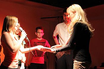 Klassensprecherin Sarah Hinterwimmer bedankte sich im Namen ihrer Mitschüler bei Englisch-Lehrerin Katharina Hitzenbichler. Klassensprecherin Sarah Hinterwimmer bedankte sich im Namen ihrer Mitschüler bei Englisch-Lehrerin Katharina Hitzenbichler.