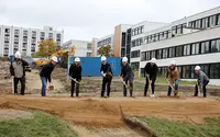 Alexander Eckert Freiherr von Waldenfels (Vorstandsvorsitzender, 4. von links) und Michael Weinelt (Vorstandsmitglied, 4. von rechts) nahmen am Dienstag, 27.10.2020, den ersten Spatenstich vor.