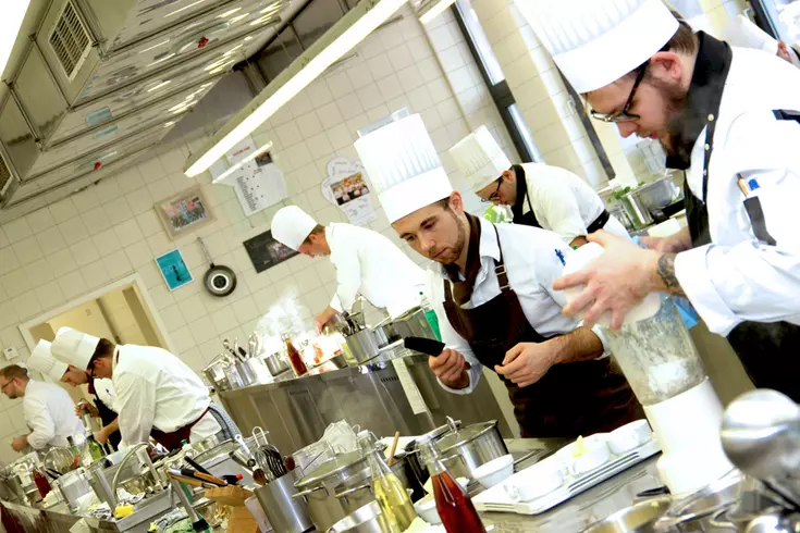 Hotelfachschule Regenstauf: Die Ausbildungsstätte vor den Toren Regensburgs ist eine der wichtigsten Talent-Schmieden für Gastronomiebetriebe in Bayern und weit darüber hinaus.