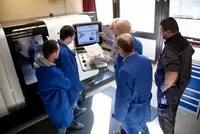 Zu den Eckert-Absolventen gehörten 2014 – am Campus in Regenstauf und in den Bildungszentren – rund 1.100 Industriemeister, rund 600 Staatlich geprüfte Techniker sowie rund 350 Fachkaufleute. Im Wettbewerb um die Interessenten punktet Eckert nach Angaben Zu den Eckert-Absolventen gehörten 2014 – am Campus in Regenstauf und in den Bildungszentren – rund 1.100 Industriemeister, rund 600 Staatlich geprüfte Techniker sowie rund 350 Fachkaufleute. Im Wettbewerb um die Interessenten punktet Eckert nach Angaben von Unternehmenssprecherin Andrea Radlbeck zunehmend besonders mit der großen Flexibilität bei den Angeboten, den kurzen Wegen und einer eigenen Kinderbetreuung auf dem Eckert-Campus sowie den fast sieben Jahrzehnten Erfahrung. Foto: obx-news