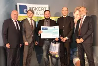 Michael Pröll (mitte) macht als Staatlich geprüfter Maschinenbautechniker die 100.000 voll: Es gratulieren (v.l.n.r.) Regenstaufs erster Bürgermeister Siegfried Böhringer, Fachbereichsleiter Maschinenbau der Technikerschule Regenstauf Carsten Seefelder, B Michael Pröll (mitte) macht als Staatlich geprüfter Maschinenbautechniker die 100.000 voll: Es gratulieren (v.l.n.r.) Regenstaufs erster Bürgermeister Siegfried Böhringer, Fachbereichsleiter Maschinenbau der Technikerschule Regenstauf Carsten Seefelder, Bayerns Heimatstaatssekretär Albert Füracker und der stellvertr. Vorstandsvorsitzende der Eckert Schulen Gottfried Steger.