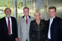 Bildungsstaatssekretär Bernd Sibler (rechts) würdigte in Regenstauf das Engagement der Eckert Schulen. Begrüßt wurde er vom stellvertretenden Vorstandsvorsitzenden, Gottfried Steger (links), der Landtagsabgeordneten Sylvia Stierstorfer und dem Regensburger Bundestagsabgeordneten Philipp Graf Lerchenfeld.