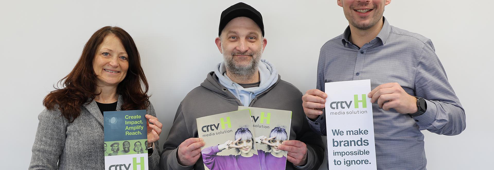 Frau Dani (Innovation und Projektmanagement), Herr Schmitt (Mediengestalter Digital & Print) und Herr Lohmeier (Leitung Kaufmännische Übungsfirma) bei der Übergabe des Styleguides.