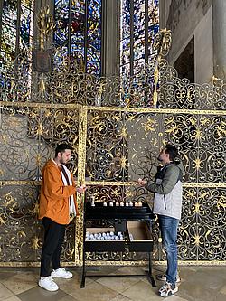 Augsburg Exkursion 05 Zwei Teilnehmende eines Integrationskurses der Eckert Schulen stehen im Augsburger Dom während einer Aufgabe der Stadtrallye.