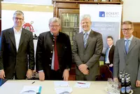Gemeinsam beschreiten sie neue Wege in Sachen Nachwuchsförderung in der Hotellerie & Gastronomie: (V.l.n.r.) Peter Nußbaumer (Leiter Vertriebsinnendienst) und Hermann Goß (Brauereidirektor) zusammen mit Markus Johannes Zimmermann (Geschäftsführer Dr. Ecke Gemeinsam beschreiten sie neue Wege in Sachen Nachwuchsförderung in der Hotellerie & Gastronomie: (V.l.n.r.) Peter Nußbaumer (Leiter Vertriebsinnendienst) und Hermann Goß (Brauereidirektor) zusammen mit Markus Johannes Zimmermann (Geschäftsführer Dr. Eckert Akademie) und Walter Stöhr (Schulleiter Hotelfachschule Regenstauf)