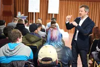 Früher nannte er sich selbst den „King of Spickzettel“ – heute beruft er sich auf mentales Training, Briefkästen im Kopf und Gehirnjogging: Gedächtnistrainer Markus Hofmann. Früher nannte er sich selbst den „King of Spickzettel“ – heute beruft er sich auf mentales Training, Briefkästen im Kopf und Gehirnjogging: Gedächtnistrainer Markus Hofmann.