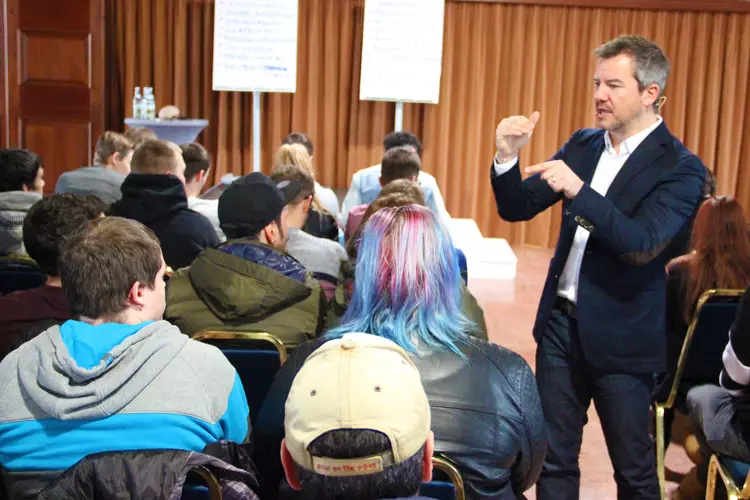 Früher nannte er sich selbst den „King of Spickzettel“ – heute beruft er sich auf mentales Training, Briefkästen im Kopf und Gehirnjogging: Gedächtnistrainer Markus Hofmann. Früher nannte er sich selbst den „King of Spickzettel“ – heute beruft er sich auf mentales Training, Briefkästen im Kopf und Gehirnjogging: Gedächtnistrainer Markus Hofmann.