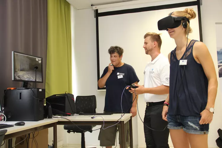 Gerade noch im CAD-Programm geplant, in der nächsten Sekunde stehen die angehenden Staatlich geprüften Techniker bereits mitten im Bauwerk: Augmented Reality macht’s möglich Gerade noch im CAD-Programm geplant, in der nächsten Sekunde stehen die angehenden Staatlich geprüften Techniker bereits mitten im Bauwerk: Augmented Reality macht’s möglich