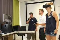 Gerade noch im CAD-Programm geplant, in der nächsten Sekunde stehen die angehenden Staatlich geprüften Techniker bereits mitten im Bauwerk: Augmented Reality macht’s möglich Gerade noch im CAD-Programm geplant, in der nächsten Sekunde stehen die angehenden Staatlich geprüften Techniker bereits mitten im Bauwerk: Augmented Reality macht’s möglich