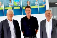 (V.l.n.r.) Markus Johannes Zimmermann (Geschäftsführer der Dr. Eckert Akademie), Manuel Sadot (Studierender & Teilnehmer an der MOS World Championship) und Johann Niedermeier (MOS-Dozent an den Eckert Schulen) (V.l.n.r.) Markus Johannes Zimmermann (Geschäftsführer der Dr. Eckert Akademie), Manuel Sadot (Studierender & Teilnehmer an der MOS World Championship) und Johann Niedermeier (MOS-Dozent an den Eckert Schulen)