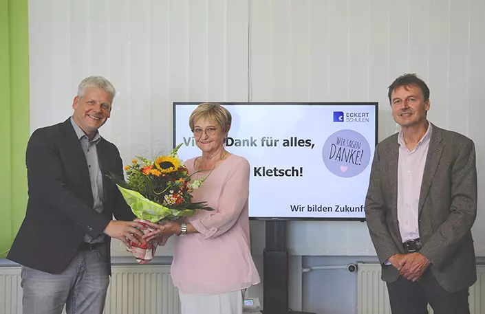 Markus Johannes Zimmermann (Geschäftsführer und Schulleiter der Dr. Eckert Akademie, links) und Hubert Döllinger (Fachbereichsleiter Elektrotechnik) verabschiedeten ihre langjährige Kollegin Lydia Kletsch im kleinen Rahmen.