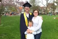 Die stolze Familie Richter: Der frischgebackene B.A. Medizinalfachberufe Thomas Richter freut sich auf mehr Verantwortung und ein breiteres Aufgabengebiet als Leiter des Notfallzentrums im Krankenhaus Barmherzige Brüder. Seine Frau Kerstin und sein Sohn K Die stolze Familie Richter: Der frischgebackene B.A. Medizinalfachberufe Thomas Richter freut sich auf mehr Verantwortung und ein breiteres Aufgabengebiet als Leiter des Notfallzentrums im Krankenhaus Barmherzige Brüder. Seine Frau Kerstin und sein Sohn Konstantin freuen sich mit ihm.
