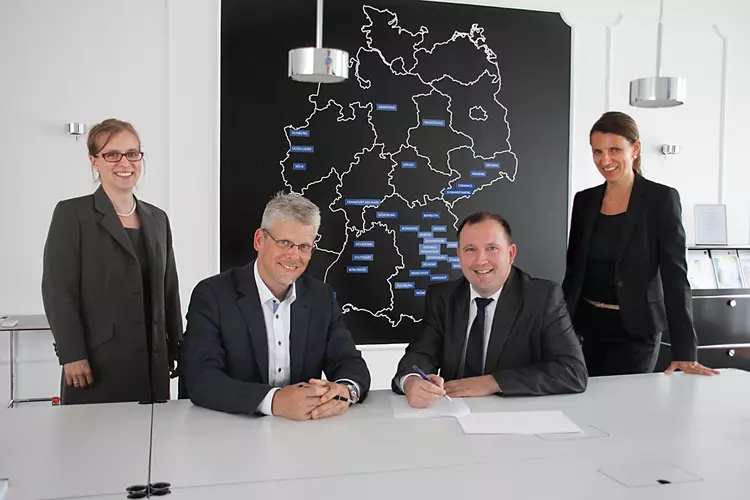 Vertragsunterzeichnung an den Eckert Schulen, (v.l.) Dr. Anne Glashauser, Markus-Johannes Zimmermann, Dr. Boris Rapp, Andrea Radlbeck Vertragsunterzeichnung an den Eckert Schulen, (v.l.) Dr. Anne Glashauser, Markus-Johannes Zimmermann, Dr. Boris Rapp, Andrea Radlbeck