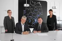 Vertragsunterzeichnung an den Eckert Schulen, (v.l.) Dr. Anne Glashauser, Markus-Johannes Zimmermann, Dr. Boris Rapp, Andrea Radlbeck Vertragsunterzeichnung an den Eckert Schulen, (v.l.) Dr. Anne Glashauser, Markus-Johannes Zimmermann, Dr. Boris Rapp, Andrea Radlbeck