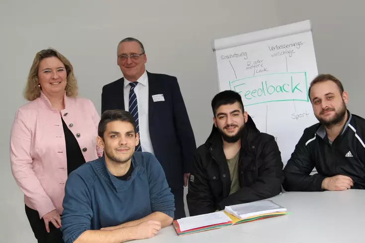 Bayerns Integrationsbeauftragte Kerstin Schreyer und Thomas Skowronek, Geschäftsführer bei den Eckert Schulen, schauten beim zehnten Geburtstag des Bildungszentrums Kelheim Teilnehmern über die Schulter. Die Integrationsbeauftragte des Freistaats Bayern, Bayerns Integrationsbeauftragte Kerstin Schreyer und Thomas Skowronek, Geschäftsführer bei den Eckert Schulen, schauten beim zehnten Geburtstag des Bildungszentrums Kelheim Teilnehmern über die Schulter. Die Integrationsbeauftragte des Freistaats Bayern, Kerstin Schreyer, würdigte die Initiative „Rückenwind“ als vorbildlich, um Menschen mit nicht-deutschen Wurzeln eine Perspektive auf eine Arbeit zu eröffnen: „Wer mit dem Herzen ankommen will, muss eine Arbeit haben“, sagt sie.