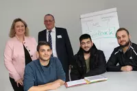 Bayerns Integrationsbeauftragte Kerstin Schreyer und Thomas Skowronek, Geschäftsführer bei den Eckert Schulen, schauten beim zehnten Geburtstag des Bildungszentrums Kelheim Teilnehmern über die Schulter. Die Integrationsbeauftragte des Freistaats Bayern, Kerstin Schreyer, würdigte die Initiative „Rückenwind“ als vorbildlich, um Menschen mit nicht-deutschen Wurzeln eine Perspektive auf eine Arbeit zu eröffnen: „Wer mit dem Herzen ankommen will, muss eine Arbeit haben“, sagt sie.