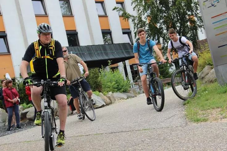 Das Sportfest 2018 der Eckert Schulen am Campus Regenstauf bot erneut eine große Vielfalt - so ging eine Gruppe auf Radtour nach Regensburg Das Sportfest 2018 der Eckert Schulen am Campus Regenstauf bot erneut eine große Vielfalt - so ging eine Gruppe auf Radtour nach Regensburg