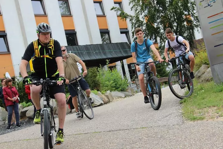 Das Sportfest 2018 der Eckert Schulen am Campus Regenstauf bot erneut eine große Vielfalt - so ging eine Gruppe auf Radtour nach Regensburg Das Sportfest 2018 der Eckert Schulen am Campus Regenstauf bot erneut eine große Vielfalt - so ging eine Gruppe auf Radtour nach Regensburg