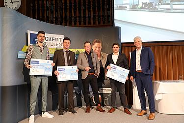 Die Besten aus dem Fachbereich Elektrotechnik mit dem Excellence Partner "sbi schicho ingenieure" (links) und Markus Johannes Zimmermann (rechts). Foto: Eckert Schulen