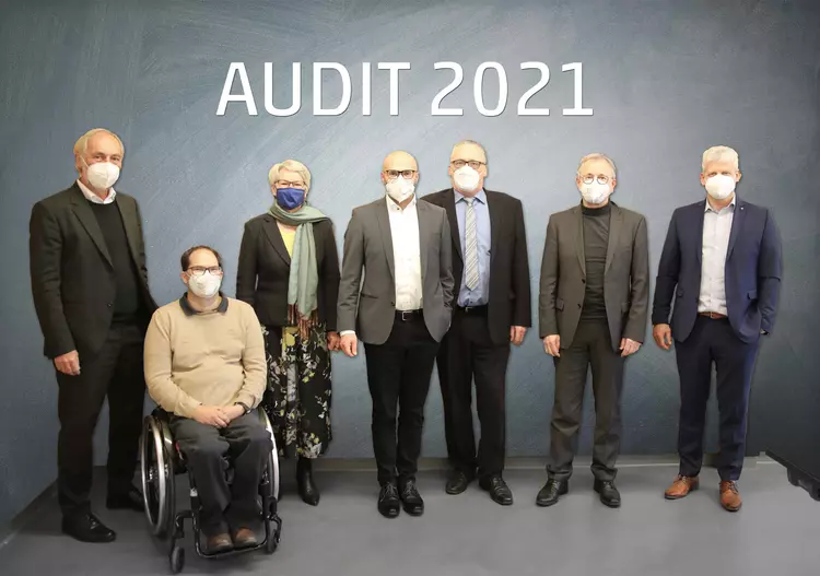 G.Steger (Stellv. Vorstandsvorsitzender), F. Stangl (QMB), G. Hagedorn-Lohr (zQMB), T. Öteles (Leadauditor), T. Skowronek (Geschäftsführer FLE/RBZ), F. Reiner (Geschäftsführer BFW) und M. J. Zimmermann (Schulleitung Dr. Eckert Akademie) Gottfried Steger (Stellv. Vorstandsvorsitzender), Florian Stangl (QMB), Gerlinde Hagedorn-Lohr (zQMB), Tamer Öteles (Leadauditor), Thomas Skowronek (Geschäftsführer FLE/RBZ), Friedrich Reiner (Geschäftsführer BFW) und Markus Johannes Zimmermann (Schulleiter der Dr. Eckert Akademie).