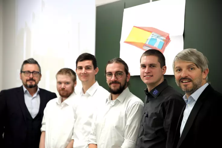 v.l.n.R. Michael Koutsandreas (Dozent), Maximilian Pregler, Fabian Frank und Paul Frimberger, Johannes Windschiegl (MTK GmbH), Carsten Seefelder (Leiter des Fachbereiches) Abschlussprojekt des vierten Semesters der Maschinenbautechniker an der Dr. Eckert Akademie.