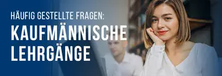 Auf dem Bild ist eine junge Frau zu erkennen, welche an einem Laptop sitzt, sowie ein weiterer, verschwommenerer Mann. Die Frau lächelt freundlich. Links im Bild steht folgender Text: ‚Häufig gestellte Fragen: Kaufmännische Lehrgänge‘.“