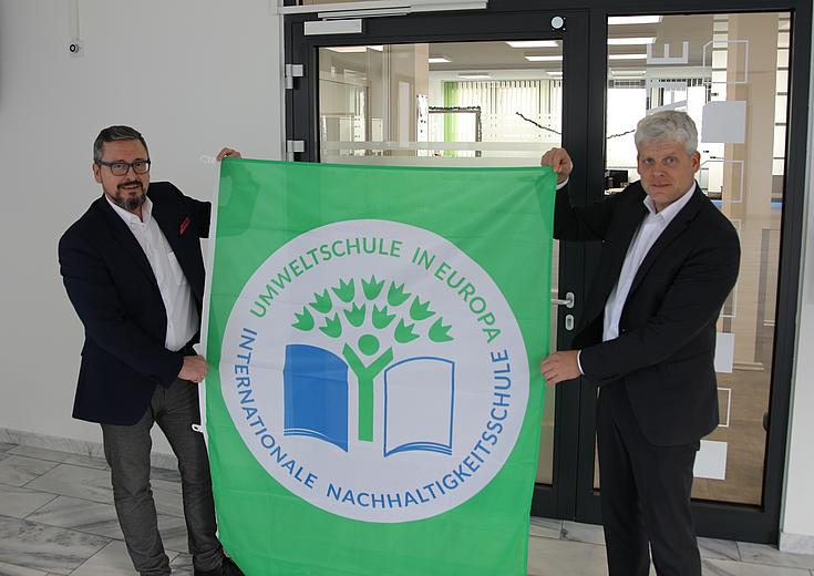 Von links nach rechts: Michael Koutsandreas (Dozent Qualität & Umwelt) mit Markus-Johannes Zimmermann (Geschäftsführer und Schulleiter der Dr. Eckert Akademie). Von links nach rechts: Michael Koutsandreas (Dozent Qualität & Umwelt) mit Markus-Johannes Zimmermann (Geschäftsführer und Schulleiter der Dr. Eckert Akademie).