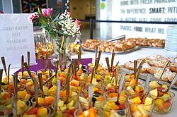 Catering mit Obst und Gebäck.