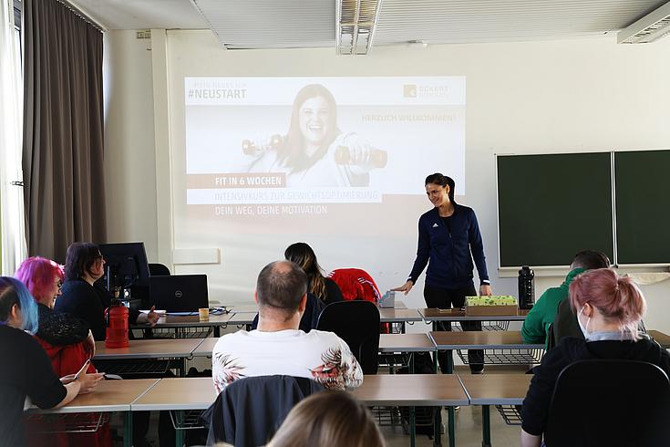 Lavinia Albescu (Projektleitung, Mein Neues Ich #Neustart) bei der Abschlussveranstaltung zum Intensivkurs „Mein Neues Ich #Neustart“. (Foto: Eckert Schulen)