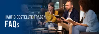 Auf dem Bild sind vier Personen zu erkennen, welche in einer Runde zusammensitzen. Zwei Personen, ein Mann und eine Frau, haben Bücher in der Hand. Die Gruppe unterhält sich gemeinsam. Auf der linken Seite des Bildes steht folgender Text: „Häufig gestellte Fragen – FAQs“.