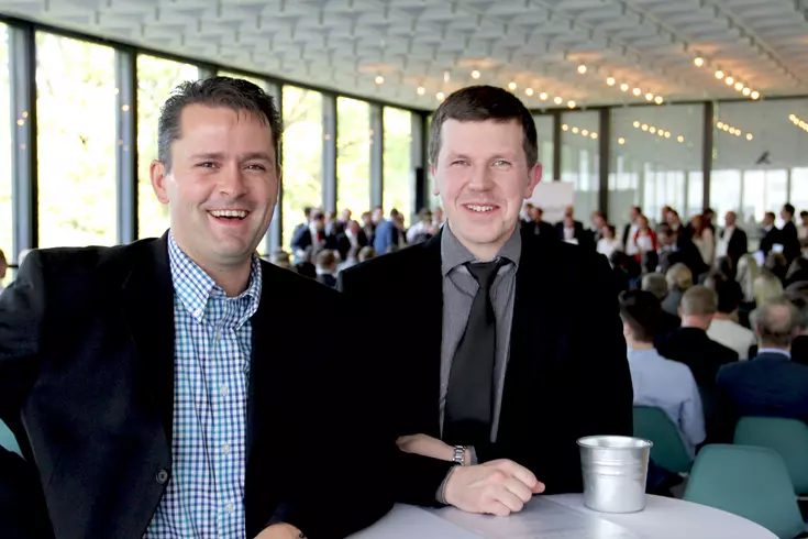 Thomas Bauer, Leiter der Lehrküche, ist stolz auf „seinen“ Küchenmeister-Absolventen Matthias Hiebl (rechts).