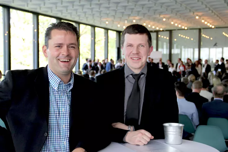 Thomas Bauer, Leiter der Lehrküche, ist stolz auf „seinen“ Küchenmeister-Absolventen Matthias Hiebl (rechts). Thomas Bauer, Leiter der Lehrküche, ist stolz auf „seinen“ Küchenmeister-Absolventen Matthias Hiebl (rechts).