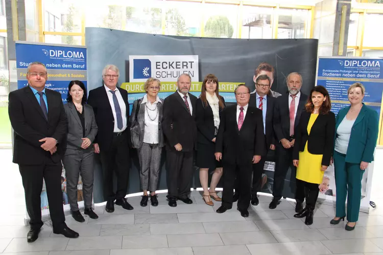 Die Vertreter der Eckert Schulen und der DIPLOMA Hochschule blicken zum 10-jährigen Jubiläum auf eine erfolgreiche Kooperation zurück. Die Vertreter der Eckert Schulen und der DIPLOMA Hochschule blicken zum 10-jährigen Jubiläum auf eine erfolgreiche Kooperation zurück.