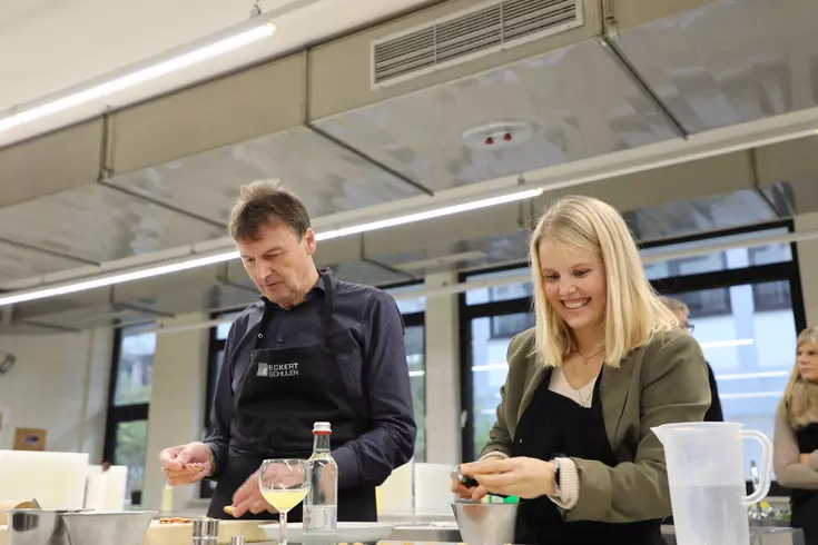 Nach dem persönlichen Austausch der Excellence-Partner mit den jeweiligen Schul- und Fachbereichsleitern im Barocksaal stand ein besonderer Erlebnis-Workshop am Tagesprogramm: Ein gemeinsames Weihnachtsbacken. Nach dem persönlichen Austausch der Excellence-Partner mit den jeweiligen Schul- und Fachbereichsleitern im Barocksaal stand ein besonderer Erlebnis-Workshop am Tagesprogramm: Ein gemeinsames Weihnachtsbacken.