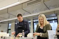 Nach dem persönlichen Austausch der Excellence-Partner mit den jeweiligen Schul- und Fachbereichsleitern im Barocksaal stand ein besonderer Erlebnis-Workshop am Tagesprogramm: Ein gemeinsames Weihnachtsbacken. Nach dem persönlichen Austausch der Excellence-Partner mit den jeweiligen Schul- und Fachbereichsleitern im Barocksaal stand ein besonderer Erlebnis-Workshop am Tagesprogramm: Ein gemeinsames Weihnachtsbacken.