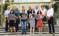 Die Absolventen die mit dem Notendurchschnitt 1,5 oder besser abgeschlossen haben wurden mit der Eckert Trophy ausgezeichnet. Die Absolventen die mit dem Notendurchschnitt 1,5 oder besser abgeschlossen haben wurden mit der Eckert Trophy ausgezeichnet.