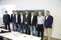 Die Projektgruppe mit Hubert Döllinger (Fachbereichsleiter Elektrotechnik der Dr. Robert Eckert Akademie, 1. von links), Michael Koutsandreas (Dozent der Dr. Robert Eckert Akademie, 1. von rechts) und Richard Thoma (Bereichskoordinator Steuerungstechnik d Die Projektgruppe mit Hubert Döllinger (Fachbereichsleiter Elektrotechnik der Dr. Robert Eckert Akademie, 1. von links), Michael Koutsandreas (Dozent der Dr. Robert Eckert Akademie, 1. von rechts) und Richard Thoma (Bereichskoordinator Steuerungstechnik der WITRON Logistik + Informatik GmbH, 2. von rechts).