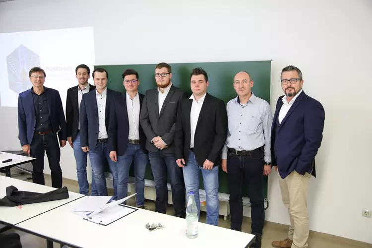 Die Projektgruppe mit Hubert Döllinger (Fachbereichsleiter Elektrotechnik der Dr. Robert Eckert Akademie, 1. von links), Michael Koutsandreas (Dozent der Dr. Robert Eckert Akademie, 1. von rechts) und Richard Thoma (Bereichskoordinator Steuerungstechnik d Die Projektgruppe mit Hubert Döllinger (Fachbereichsleiter Elektrotechnik der Dr. Robert Eckert Akademie, 1. von links), Michael Koutsandreas (Dozent der Dr. Robert Eckert Akademie, 1. von rechts) und Richard Thoma (Bereichskoordinator Steuerungstechnik der WITRON Logistik + Informatik GmbH, 2. von rechts).