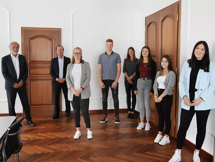 Alexander Eckert Freiherr von Waldenfels (Vorstandsvorsitzender der Eckert Schulen, 2. von links) und Gottfried Steger (Stellvertretender Vorstandsvorsitzender, 1. von links) hießen die neuen Auszubildenden gemeinsam mit Anna Meyer (Leitung Personalmanagement, 5. von links) in der Eckert Unternehmensgruppe willkommen.