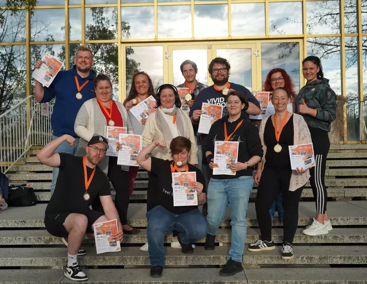 Gruppenfoto: Stolz auf sechs Wochen voller Einsatz: Die Teilnehmenden des Intensivkurses „Mein Neues Ich“ mit ihren wohlverdienten Medaillen.