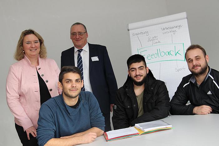 Besuch im November 2017: Die Staatsministerin für Familie, Arbeit und Soziales (bisher Integrationsbeauftragte) Kerstin Schreyer und Thomas Skowronek, Geschäftsführer bei den Eckert Schulen, schauten beim zehnten Geburtstag des Bildungszentrums Kelheim Teilnehmern über die Schulter. Die Integrationsbeauftragte des Freistaats Bayern, Kerstin Schreyer, würdigte die Initiative „Rückenwind“ als vorbildlich, um Menschen mit nicht-deutschen Wurzeln eine Perspektive auf eine Arbeit zu eröffnen: „Wer mit dem Herzen ankommen will, muss eine Arbeit haben“, sagt sie.