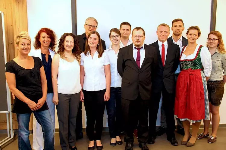 Das Abschlusssemester der Hotelfachschule Regenstauf: Diese fleißigen Absolventen präsentierten im Rahmen ihrer Weiterbildung zum Staatlich geprüften Hotelbetriebswirt beeindruckende Projektarbeiten. Das Abschlusssemester der Hotelfachschule Regenstauf: Diese fleißigen Absolventen präsentierten im Rahmen ihrer Weiterbildung zum Staatlich geprüften Hotelbetriebswirt beeindruckende Projektarbeiten.