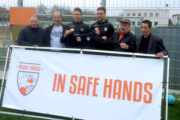 Ein starkes Team: Gemeinsam mit dem FC Augsburg unterstützen die Eckert Schulen Augsburg das Flüchtlingsprojekt "In safe hands" Ein starkes Team: Gemeinsam mit dem FC Augsburg unterstützen die Eckert Schulen Augsburg das Flüchtlingsprojekt "In safe hands"