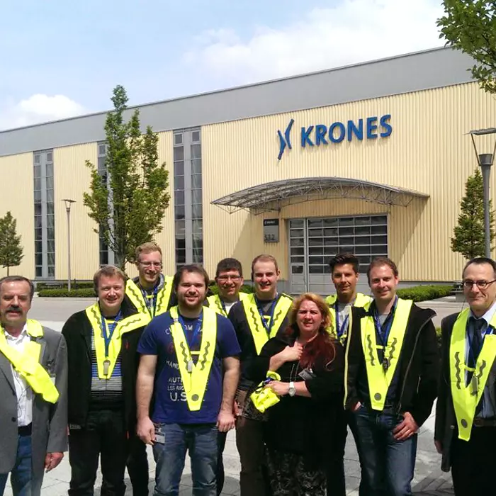Angehende Mechatroniktechniker der Eckert Schulen zu Besuch beim Hauptsitz der Krones AG in Neutraubling